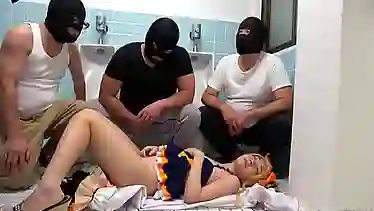 Японские грабители жестко ебут телку в туалете