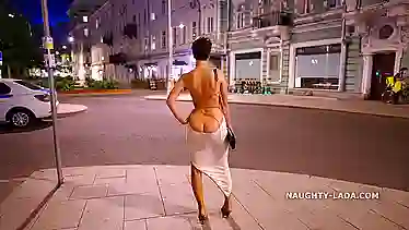 Русская шлюшка публичное видео ххх снимает на улице в Питере, готовясь к сексу
